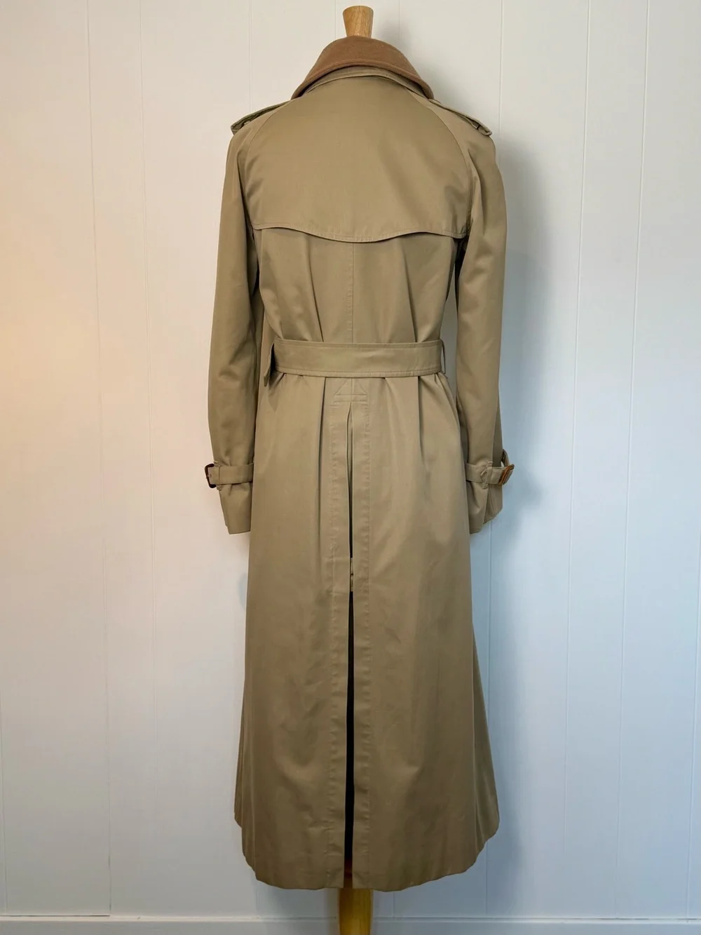Classic Tan Double-Breasted Burberrys Trench Coat With Detachable Wool Lining - Picture 7 of 16